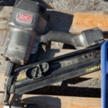 1422034-2 Samling med spikpistoler och tillbehör