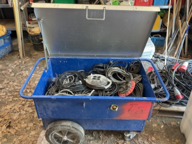 1422045-1 Collection of electrical cables and cable reels 220v and construction trolley
