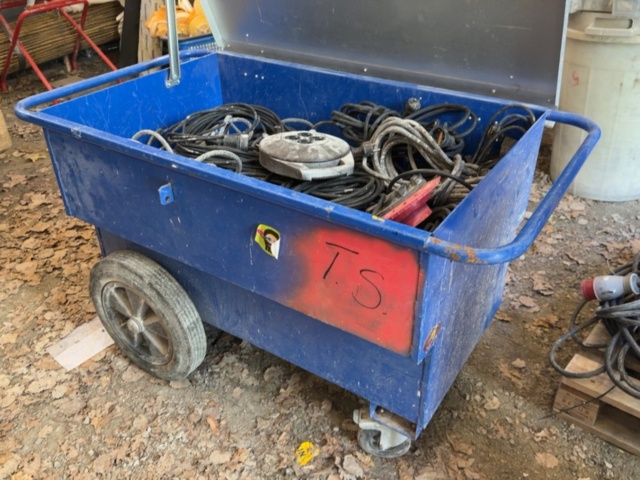 1422045-4 Collection of electrical cables and cable reels 220v and construction trolley