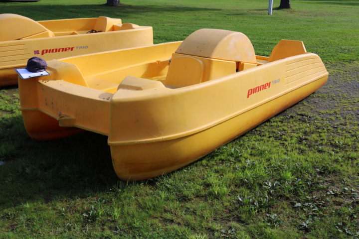 1515206-7 Pedal boat Pioneer Trio
