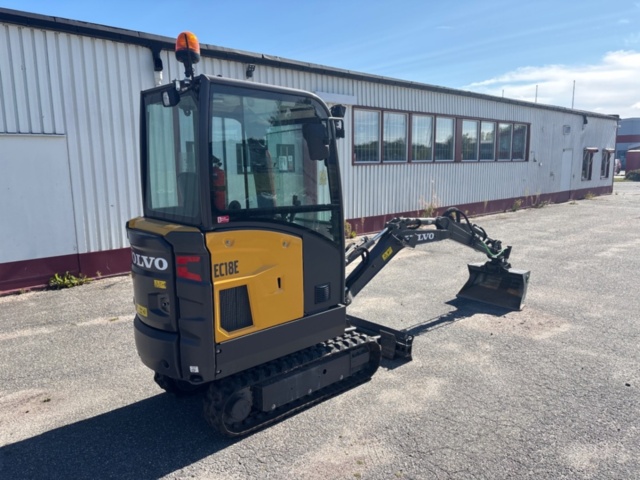 1536021-2 Grävmaskin med 3 skopor och tjälkrok - Volvo EC18E - 2022