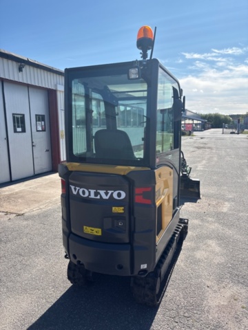 1536021-3 Grävmaskin med 3 skopor och tjälkrok - Volvo EC18E - 2022