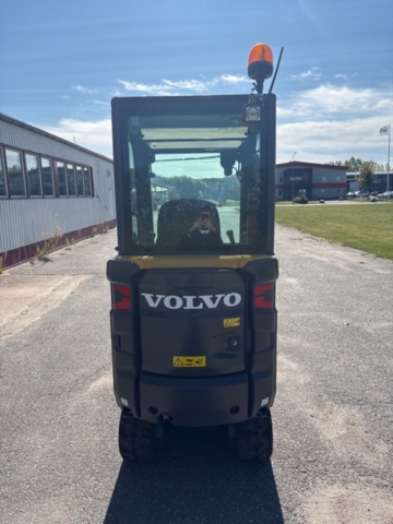 1536021-4 Grävmaskin med 3 skopor och tjälkrok - Volvo EC18E - 2022