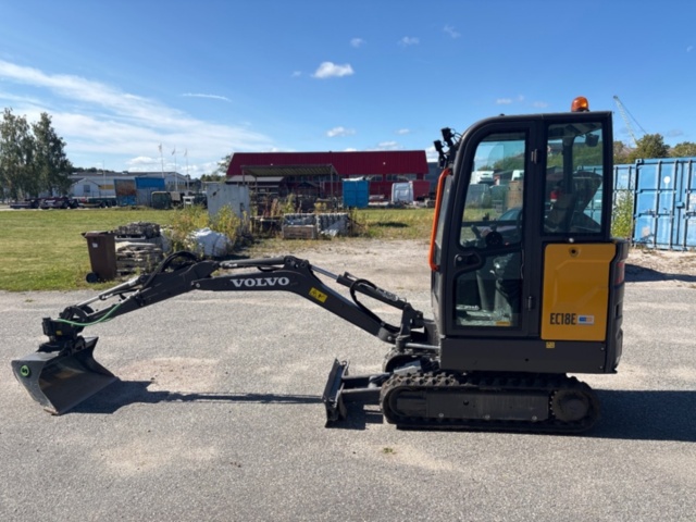 1536021-6 Grävmaskin med 3 skopor och tjälkrok - Volvo EC18E - 2022