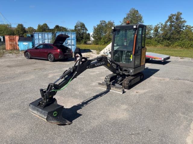 1536021-7 Grävmaskin med 3 skopor och tjälkrok - Volvo EC18E - 2022