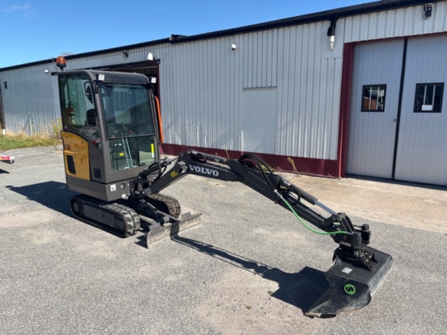 1536021-9 Grävmaskin med 3 skopor och tjälkrok - Volvo EC18E - 2022
