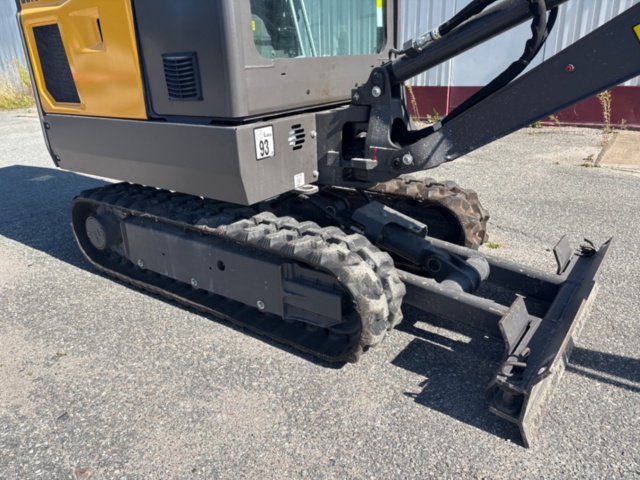 1536021-10 Grävmaskin med 3 skopor och tjälkrok - Volvo EC18E - 2022