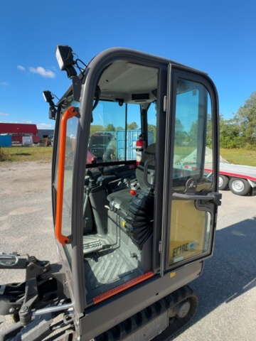 1536021-17 Grävmaskin med 3 skopor och tjälkrok - Volvo EC18E - 2022