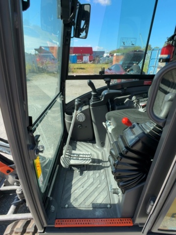 1536021-18 Grävmaskin med 3 skopor och tjälkrok - Volvo EC18E - 2022