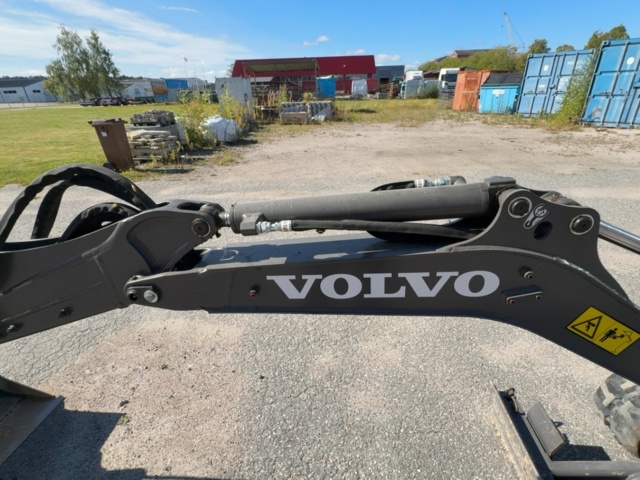 1536021-25 Grävmaskin med 3 skopor och tjälkrok - Volvo EC18E - 2022