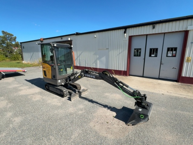 1536021-29 Grävmaskin med 3 skopor och tjälkrok - Volvo EC18E - 2022