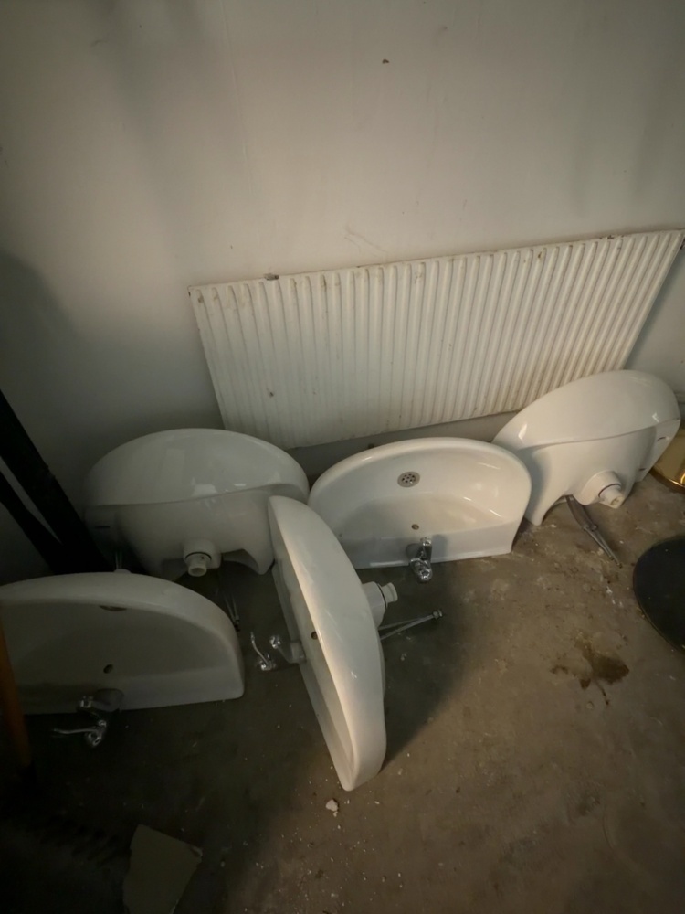 1530089-2 Samling med handfat och WC