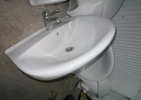 Samling med handfat och WC