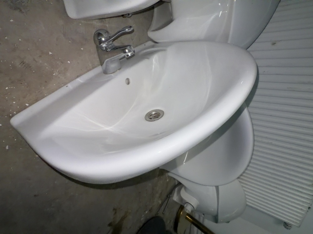1530089-1 Samling med handfat och WC