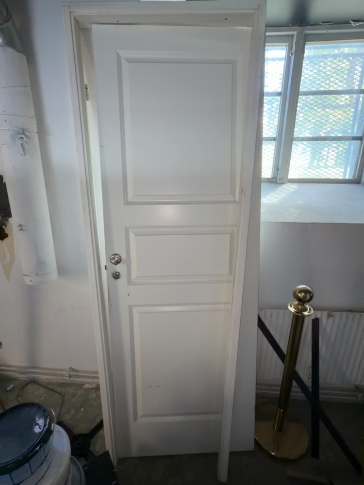 1530090-1 Samling med byggmaterial, innerdörr och fönster