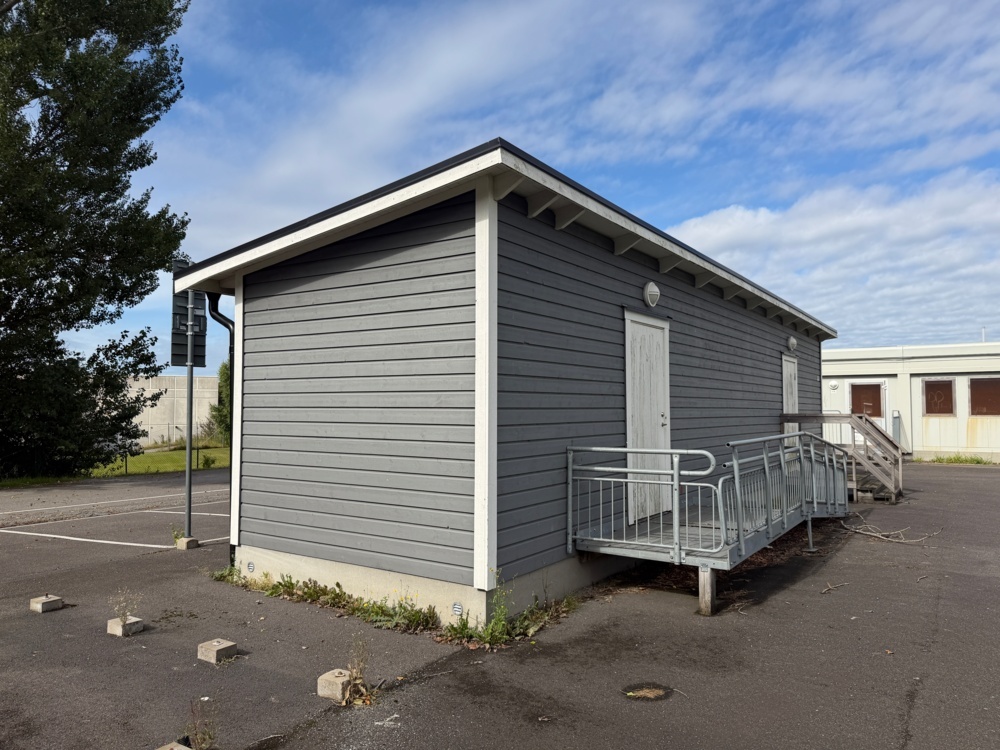 1565966-3 Storage building with lattice storage