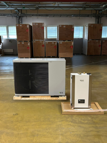 1576413-1 12 kW air/water heat pump incl. buffer tank, easily connects to an existing heating system L3.66