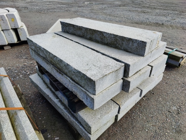 1091336-4 Granitkantsten RFV2 Rak Porto Grå 1100x120x300 mm ca 7,7 m