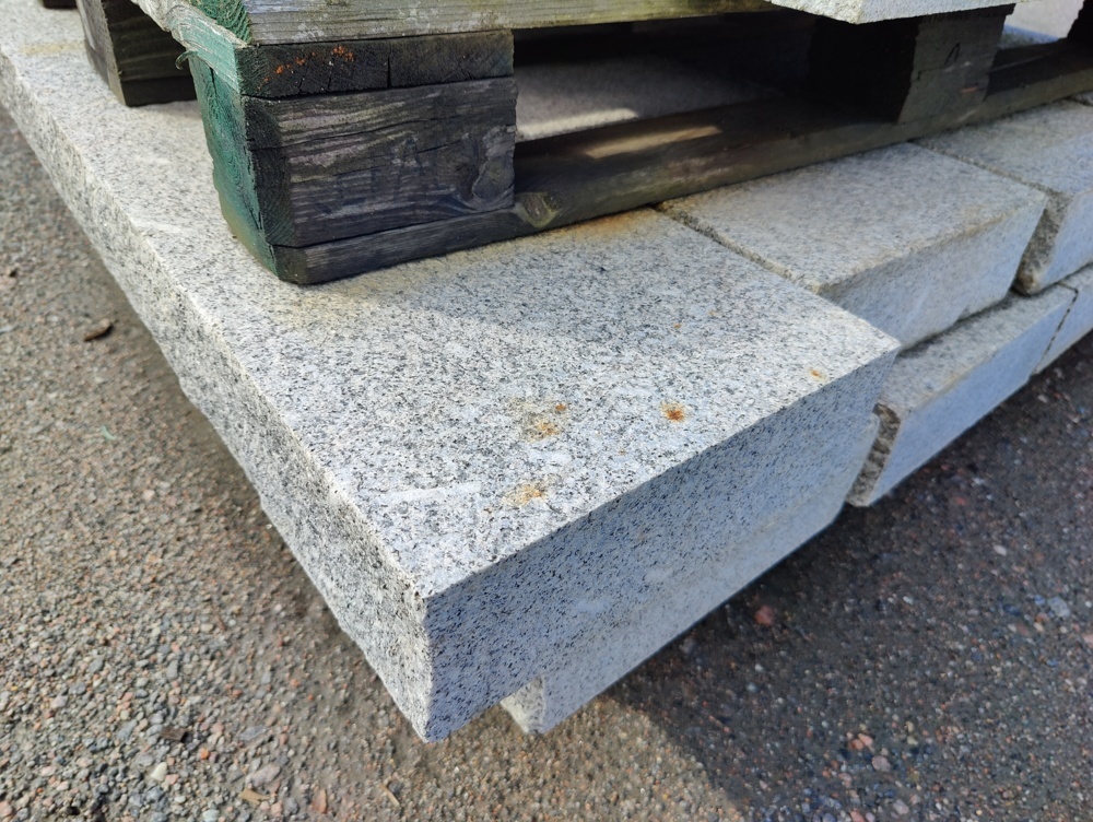 1091337-2 Granitkantsten RFV4 Rak Porto Grå 1100x100x300 mm ca 8,8 m