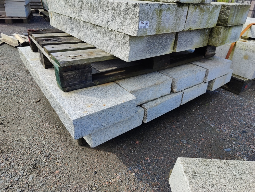 1091337-1 Granitkantsten RFV4 Rak Porto Grå 1100x100x300 mm ca 8,8 m