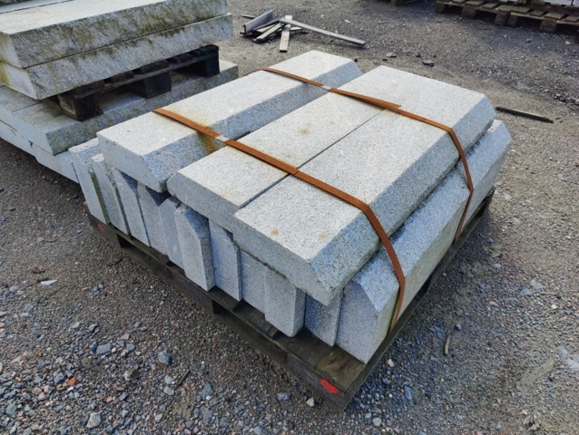 1091338-2 Granitkantsten RFF4 Rak Porto Grå 1100x100x300 mm ca 15,4 m