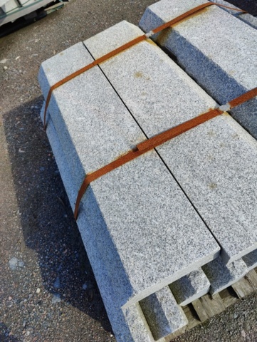 1091338-5 Granitkantsten RFF4 Rak Porto Grå 1100x100x300 mm ca 15,4 m