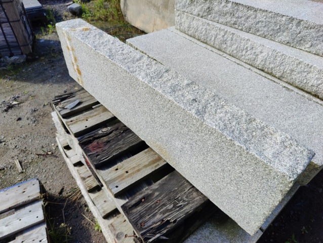 1091339-6 Granitkantsten RFV2 Rak Porto Grå 1100x120x300 mm ca 14,3 m
