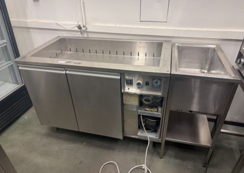 Cooling bench with well and hot water bath