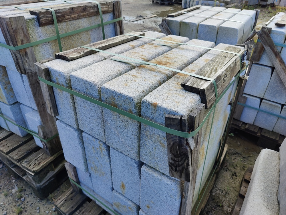 1091344-2 Granite curbstone GF1 Straight Porto 170 mm approx. 10.2 m