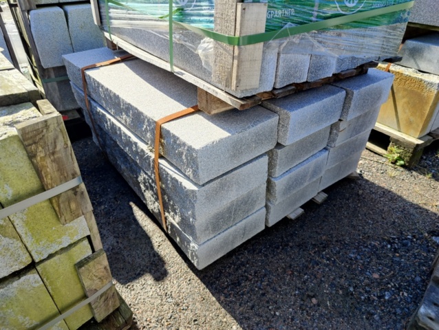 1091350-1 Granitkantsten RFV2 Rak Porto Grå 1100x120x300 mm ca 13.2 m