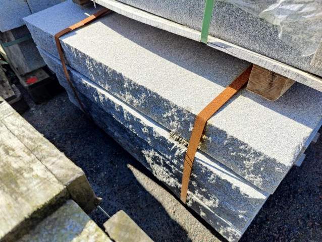 1091350-3 Granitkantsten RFV2 Rak Porto Grå 1100x120x300 mm ca 13.2 m