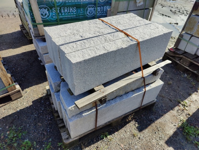1091351-1 Granitkantsten RFV2 Rak Porto Grå 1100x120x300 mm ca 14.3 m