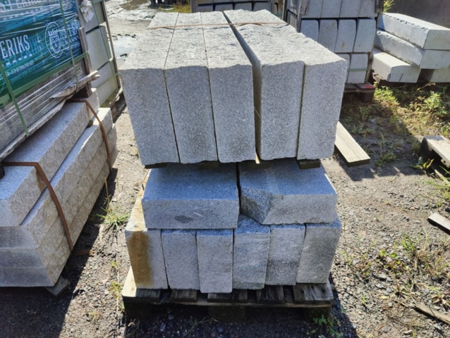 1091351-2 Granitkantsten RFV2 Rak Porto Grå 1100x120x300 mm ca 14.3 m