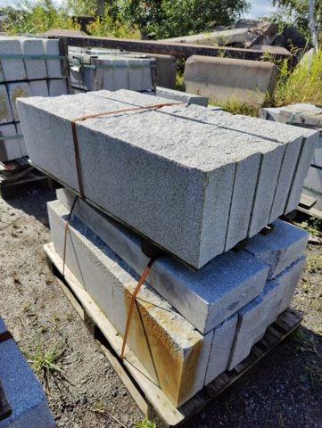1091351-4 Granitkantsten RFV2 Rak Porto Grå 1100x120x300 mm ca 14.3 m