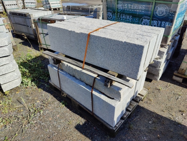 1091351-5 Granitkantsten RFV2 Rak Porto Grå 1100x120x300 mm ca 14.3 m