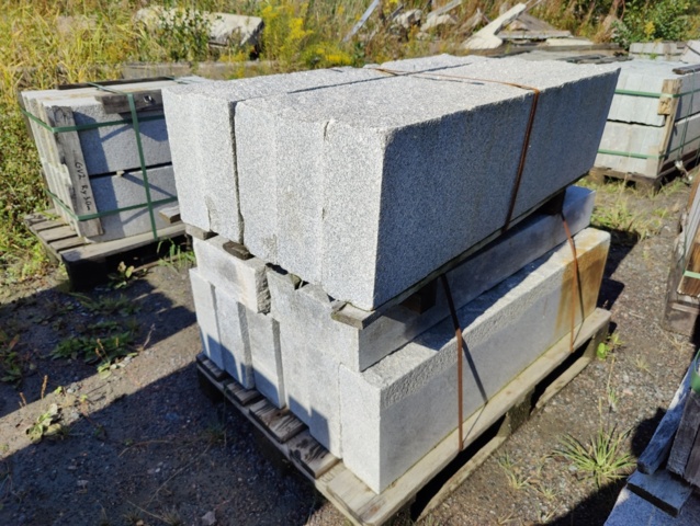 1091351-6 Granitkantsten RFV2 Rak Porto Grå 1100x120x300 mm ca 14.3 m