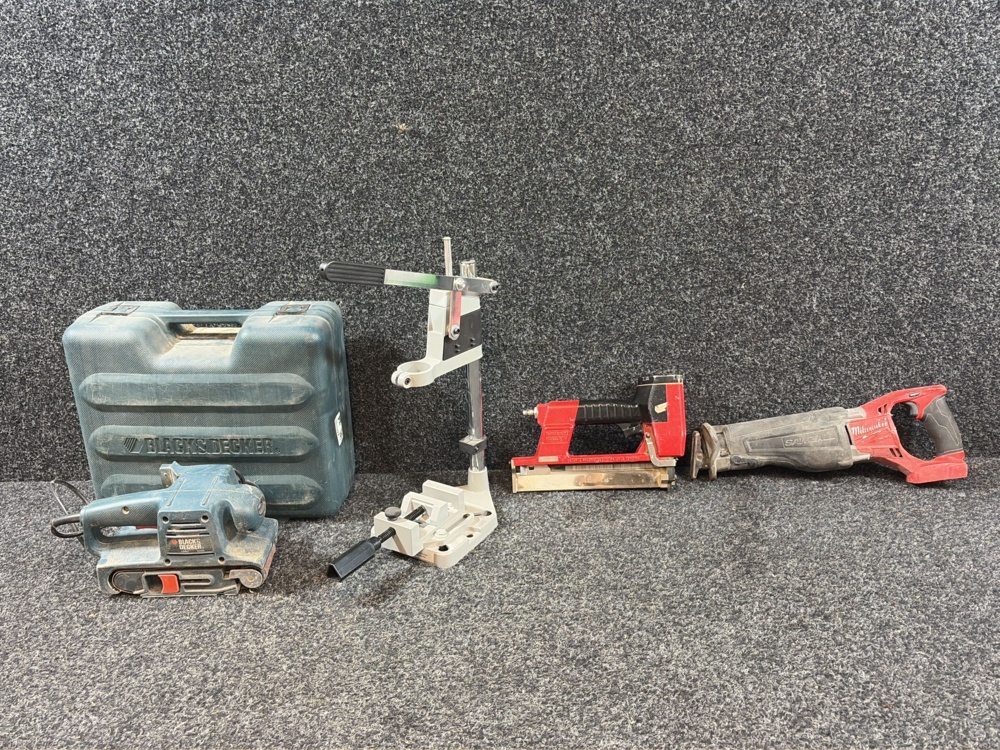1576424-1 Samling med diverse verktyg - Milwaukee, Black & Decker och Haubold