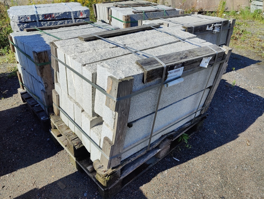 1091353-1 Granite curb stone RFV4 Straight Porto Gray 1100x100x300 mm approx. 15.4 m