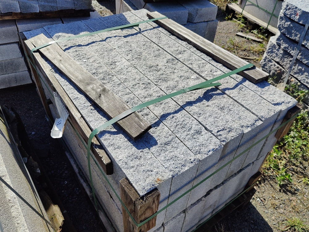 1091354-2 Granitkantsten RFV4 Rak Porto Grå 1100x100x300 mm ca 15,4 m