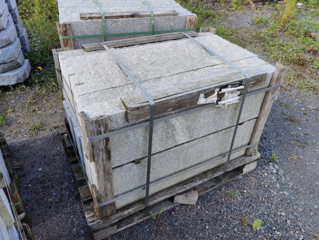 1091356-1 Granitkantsten RFV4 Rak Porto Grå 1100x100x300 mm ca 15,4 m