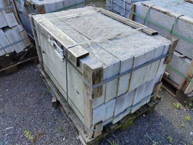 1091356-2 Granitkantsten RFV4 Rak Porto Grå 1100x100x300 mm ca 15,4 m