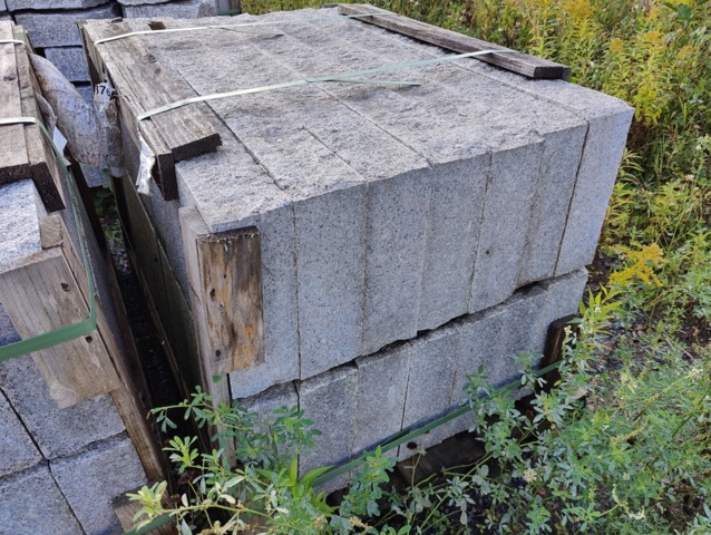 1091358-2 Granitkantsten RFV4 Rak Porto Grå 1100x100x300 mm ca 15,4 m