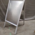 1576147-4 Trottoarpratare - 50x70 cm, vit, A-ställ