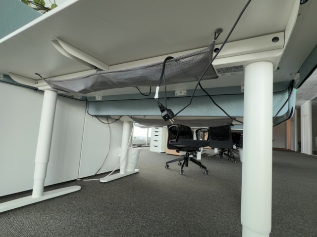 1422050-5 2 height-adjustable desks including screen and office chair