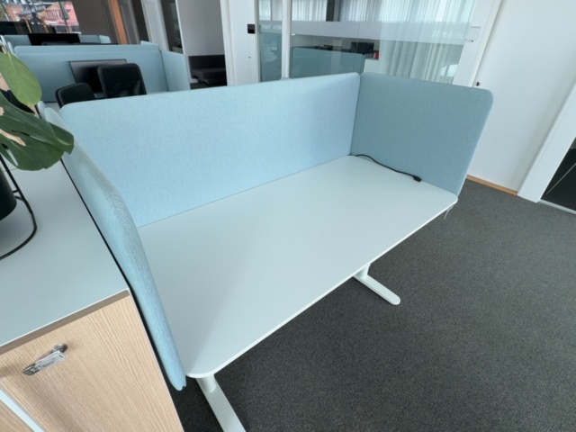 1422050-7 2 height-adjustable desks including screen and office chair