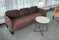 1422051 Soffa - Johanson 3-sittsig samt runt bord