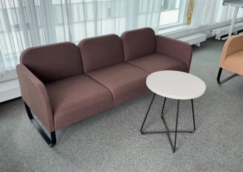 Soffa - Johanson 3-sittsig samt runt bord