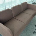 1422051-3 Soffa - Johanson 3-sittsig samt runt bord