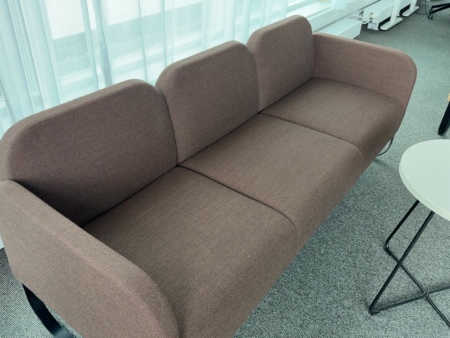 1422051-3 Soffa - Johanson 3-sittsig samt runt bord