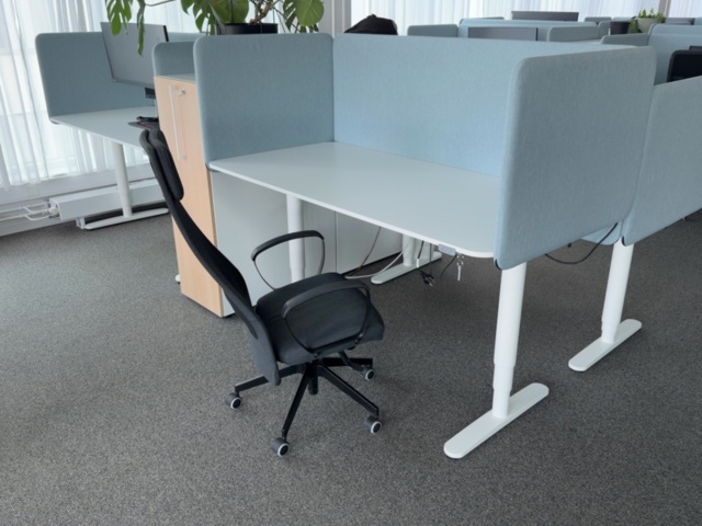 1422050-1 2 height-adjustable desks including screen and office chair